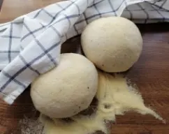 Step <p>A la hora de estirarla, usar sémola de trigo en lugar de harina, esto es lo que le aportará ese toque crujiente, pero a la vez queda una masa muy esponjosa si la hacemos gordita</p> illustration