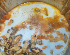 Step <p><span style="font-weight: normal;">Añada los mejillones troceados al vaso y mezcle con la espátula. Si prefiere una masa sin tropezones, entonces añadimos los mejillones en el paso anterior, los 5 últimos minutos.</span><br></p> illustration
