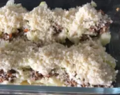 Step <p>Mientras se está haciendo la bechamel, pondremos en una bandeja de horno los calabacines boca arriba y los rellenaremos con la salsa boloñesa</p> illustration