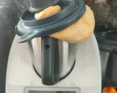 Step <p><span style="font-weight: normal;">Si tienes el Tm6, aprovecha para activar el Modo Fermentación, programando 1:30 h 37º Fermentar. ATENCIÓN REPITO: 37º!!!!! Recuerda que los 5 primeros minutos en Modo Fermentación, la cuchilla se mueve (deja el cubilete suelto para que pueda salir bien la masa por el bocal)</span><br></p> illustration