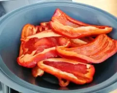 Step <p>Cortar los pimientos intentando que queden con forma plana para luego asarlos mejor, colocarlos en el recipiente varoma</p> illustration