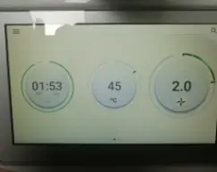 Step <p>Con la espátula, baje el azúcar aromatizada hacia el fondo del vaso. Añada 60 g de leche, la mantequilla, (si la mantequilla estuviera fría, programar en este momento 2 min/45°C/velocidad 2) .</p> illustration