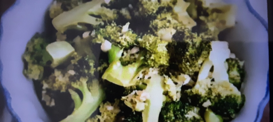 Brócoli crujiente con salsa de ajos