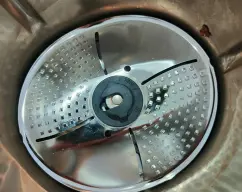 Step <p><span style="font-weight: normal;">Colocar el cubrecuchilla/pelador sobre las cuchillas. Añadir las almendras escurridas y rellenar con el agua reservada y añadir agua hasta que vuelva a haber 600 gr. Importante: asegurarse que el vaso está a máximo 60º. En el caso que la temperatura sea superior, añadir un poco de agua más hasta que se enfrie la preparación a 60º.</span><br></p> illustration