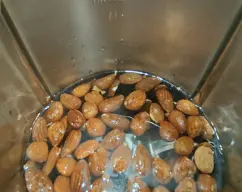 Step <p><span style="font-weight: normal;">Pon las almendras y el agua en el vaso. Programa 8 min 100º giro inverso v1</span><br></p> illustration