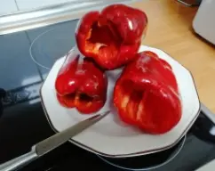 Step <p>Limpiar los pimientos, quitarles las pepitas, y con las manos untadas de aceite “sobar” un poco el pimiento y cubrirlo con una capa muy fina de aceite de oliva virgen extra.</p> illustration