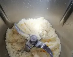 Step <p>Con el vaso bien seco, incorporar el azúcar y la cáscara de naranja, programar 10 segundos/velocidad 7</p> illustration