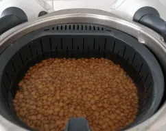 Step <p>Ponga las lentejas a remojo con abundante agua un mínimo de dos horas antes de su preparación. Dejar que escurran en el cestillo</p> illustration