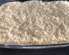 Step <p>Capa de queso rallado reservado</p> illustration