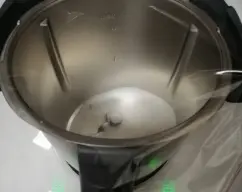 Step <p>Colocar encima del vaso y trozo de papel film, también puede ser un trozo de papel de cocina. </p><p>Triturar durante los segundos necesarios en velocidad 10</p> illustration