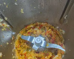 Step <p><span style="font-weight: normal;">Ponga en el vaso la cebolla, 50 pimiento rojo 50 gr pimiento verde los ajos y el aceite y trocee 5 seg/vel 4. Sofría 10 min/120°C/velocidad cuchara</span><br></p> illustration