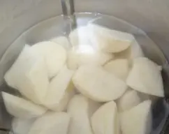 Step <p>Llenar el vaso de agua hasta la marca de un litro</p> illustration