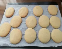 Step <p>Cuando saquemos las tortas del horno, pincelarlas con la glasa (nos podemos ayudar de una lengua de silicona), será una masilla bastante espesa, dejar que se seque por completo al aire. Si pincelamos las tortas lo antes posible después de que salgan del horno (sin quemarnos) mucho mejor, ya que la glasa se secará mucho antes. Consejos: Quedan mucho más ricas dejándolas reposar unas 8 horas. No dejar que se doren demasiado en el horno, los bordes los veremos dorados pero la torta quedará prácticamente sin dorarse. Para poder decorar nuestras tortas podemos derretir chocolate para postres triturándolo un poco a velocidad 7 y luego derretirlo en nuestro Thermomix a unos 40º, ponerlo en una manga pastelera y escribir las letras.</p> illustration