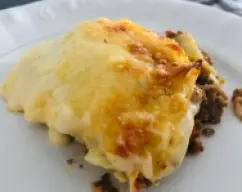 Step <p>Colocaremos el vaso en la Thermomix y bajaremos bien hacia las cuchillas los restos de bechamel, incorporaremos la pulpa del calabacín que tenemos en la bandeja del varoma y trituraremos 20 seg/velocidad 4, nos quedará una salsa más ligera para cubrir los calabacines rellenos, y pondremos también un poco de queso rallado</p> illustration