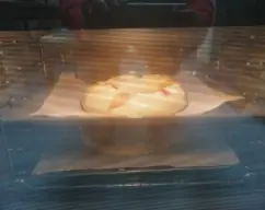 Step <p>Pinte con huevo batido (suavemente por toda la superficie, extendiéndolo bien, no poner demasiado, y no dejar que escurra al papel de hornear), decore con frutas escarchadas, almendras laminadas y azúcar colocándolo suavemente y aplastándolo un poquito con una cucharilla para que se quede pegado en la masa . Deje reposar hasta que doble su volumen a temperatura ambiente, o para acelerar la fermentación, los meteremos en el horno sin precalentar a 50º durante unos 30/35 minutos.</p><p><br></p> illustration