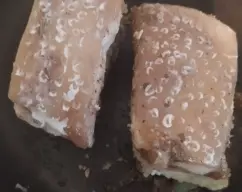 Step <p><span style="font-weight: normal;">Ponerlo en una sartén, en una plancha o en una salamandra. A fuego muy bajo y muy despacito, y dándole la vuelta de vez en cuando para que nuestros trozos se doren uniformemente. Yo los tuve 40 minutos para que consiguieran ese maravilloso color.</span></p> illustration