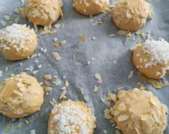 Step <p><span style="font-weight: normal;"> Pincela con huevo. Decora con las frutas confitadas, el azúcar humedecido y las almendras laminadas y deja levar de nuevo. </span><br><br></p> illustration