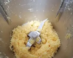 Step <p>Ponga en el vaso 150 g de azúcar, la piel de limón y la de naranja y triture 7 seg/velocidad 10, baje los ingredientes hacia el fondo del vaso y vuelva a programar 7 seg/velocidad 10, tiene que quedar bien triturados los cítricos, si no fuera así volver a triturar de nuevo otros 7 seg/velocidad 10</p> illustration