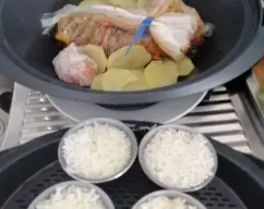 Step <p>Coloque el solomillo en una bolsa de asar y sazónelo con el extracto de buey, la pimienta, el pimentón, las hierbas, el caramelo, 10 g de aceite y el zumo de limón. Mueva la bolsa para que el solomillo se impregne bien de las especias y las hierbas. Cierre la bolsa y colóquela en el recipiente Varoma junto con los huevos y las patatas. Tape el Varoma y reserve.</p> illustration