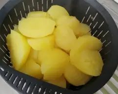 Step Volcar el contenido del vaso en el cestillo para colar las patatas illustration