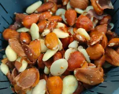 Step <p><span style="font-weight: normal;">Escurrir las almendras y quitar la piel que se desprenderá fácilmente.</span></p><p><span style="font-weight: normal;"><br></span><br></p> illustration