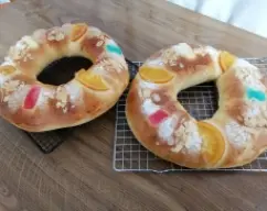 Step <p>Precaliente el horno a 180° arriba y abajo sin aire. Una vez haya alcanzado el horno la temperatura hornear durante 10-12 minutos. En el horneado meteremos los roscos por separado a media altura, deje enfriar antes de cortarlo y servirlo.</p> illustration