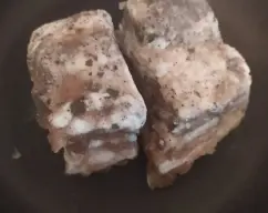 Step <p><span style="font-weight: normal;">Llega el momento esperado. Abrimos la bolsa, toda la grasa recubre los trozos. Agujerear con una brocheta regularmente toda la piel de la panceta para que no explote a la hora que cocinar (ver foto)</span><br></p> illustration