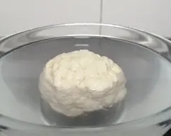 Step <p>Ponga en el vaso 80 g de leche, 10 g de levadura prensada, 1 cucharadita de azúcar y 130 g de harina de fuerza y mezcle 15 seg/velocidad 4. Retire del vaso y forme una bola sobre la encimera. Introduzca la masa en un bol y cubra totalmente con agua a unos 45 º. Cuando la bola de masa flote estará lista, si ya a flotado y todavía no ha pedido la receta incorporarla al vaso, sacarla del agua para que no se deshaga y coja demasiada humedad.</p> illustration